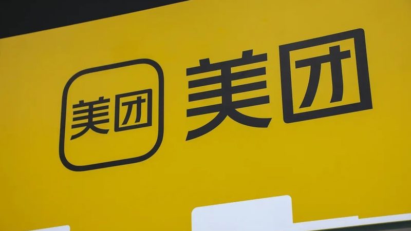 月嫂，则是指专门为产妇和新生儿提供专业护理服务的专业人员。其主要职责包括：